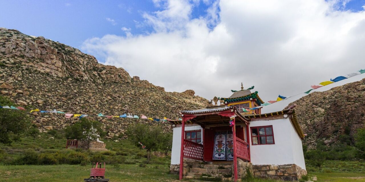 https://vard.si/wp-content/uploads/2022/10/Khognokhaan-NR-Erdenekhamba-Monastery-Tour-Mongolia-1280x640.jpg